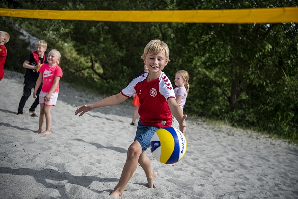 Børn spiller beachvolley. Foto: Frederikssund Kommune, Kenneth Jensen. Børn spiller beachvolley. Foto: Frederikssund Kommune, Kenneth Jensen.