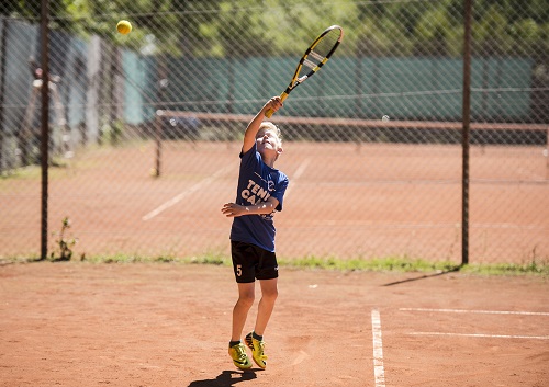 Dreng spiller tennis. Foto: Frederikssund Kommune, Kenneth Jensen.